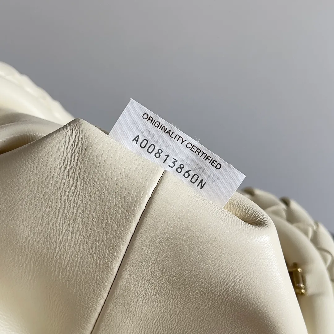 Batch 1880 BOTTEGA VENETA LAUREN 1980 small clutch bag is new! The small size that many people squat on is finally here. The self-adjustable zipper is a highlight of this bag. After being removed, it can be used as a handbag for important occasions. One bag unlocks two carrying methods at the same time. It is practical and has a unique sense of structure and beautiful lines. It is more elegant than a small cloud. It is a tribute to the classics and the pursuit of modernity. Style number: 804038 Size: 27*15*8cm